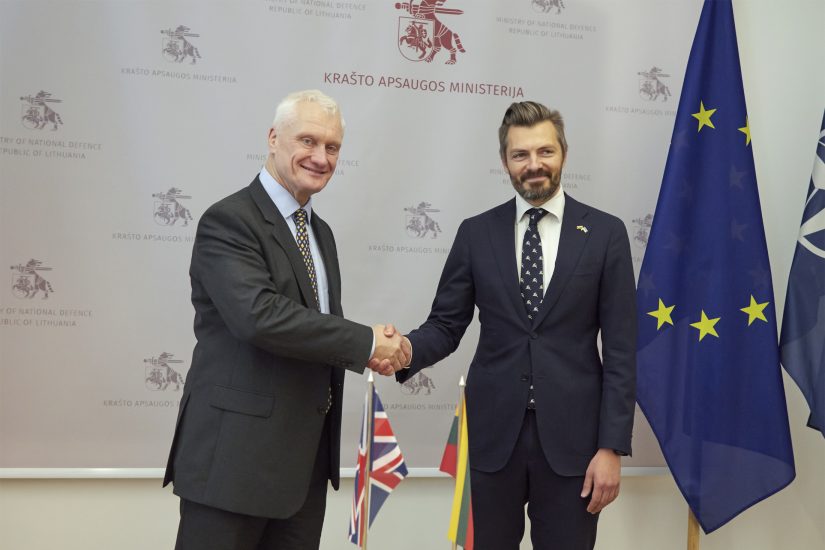 Su britų Europos reikalų ministru aptarta koordinuota parama Ukrainai: Lietuva į JK siųs instruktorius Ukrainos karių mokymui