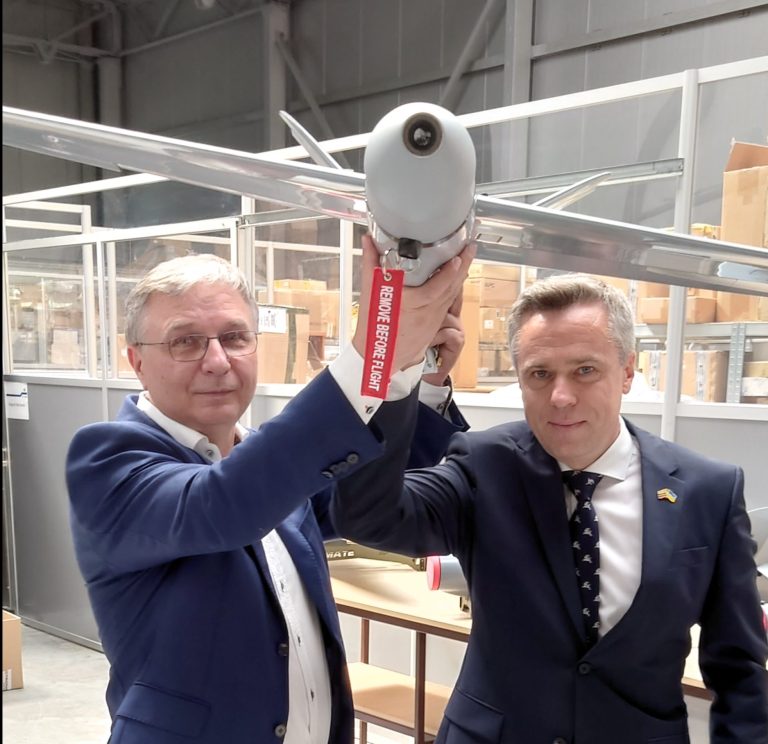 Su Lenkijos bendrove pasiektas susitarimas dėl skraidančio šaudmens sistemos „Warmate“ įsigijimo
