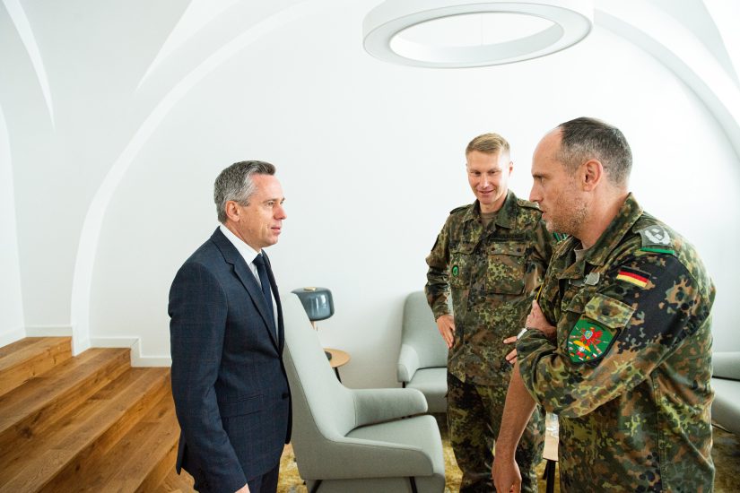 Už tarnybą padėkota NATO priešakinių pajėgų kovinės grupės Lietuvoje vadui