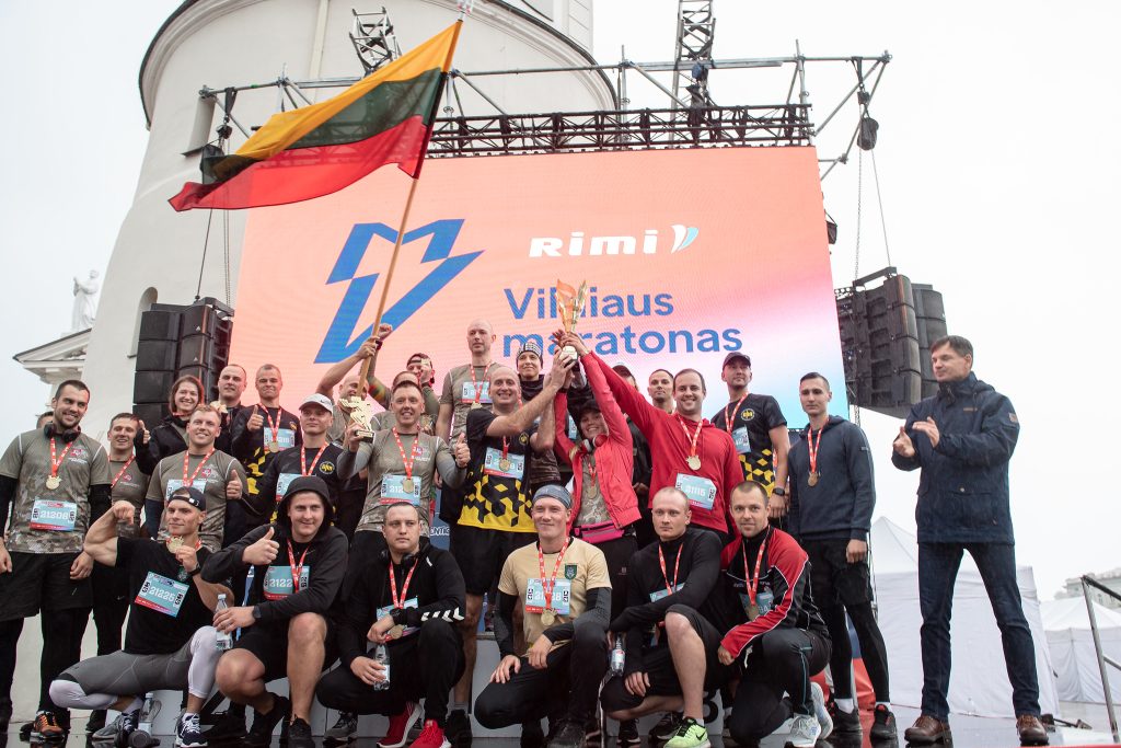 KAM ir NATO sąjungininkų komanda Vilniaus maratone iškovojo LR Seimo taurę