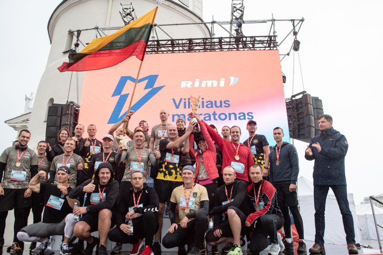 KAM ir NATO sąjungininkų komanda Vilniaus maratone iškovojo LR Seimo taurę