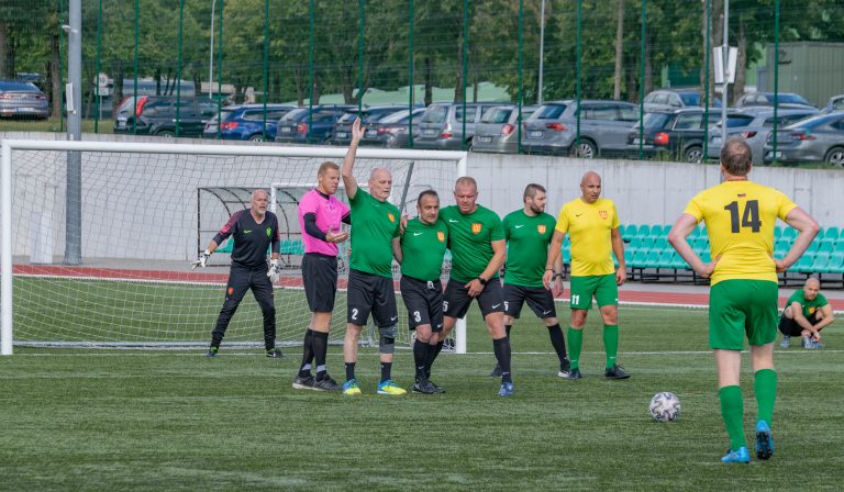  KAM ir LK Gynybos štabo futbolininkai tradicinėse draugiškose rungtynėse pranoko užsienio gynybos atašė komandą