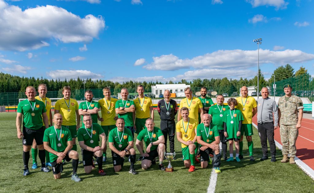 KAM ir LK Gynybos štabo futbolininkai tradicinėse draugiškose rungtynėse pranoko užsienio gynybos atašė komandą