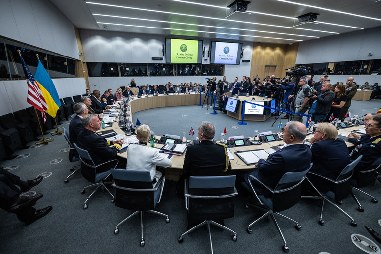 <strong>Lietuva Ukrainai perduos savaeigių minosvaidžių ir šarvuotų automobilių</strong>