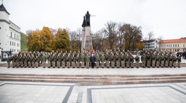  Karo akademijos kariūnai prisiekė Lietuvai