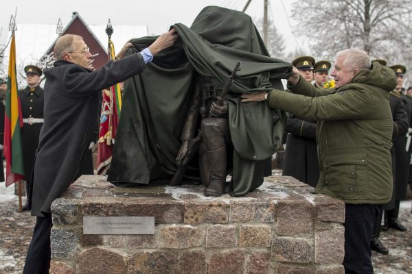  Merkinėje atidengta Lietuvos partizanų vado Adolfo Ramanausko-Vanago skulptūra