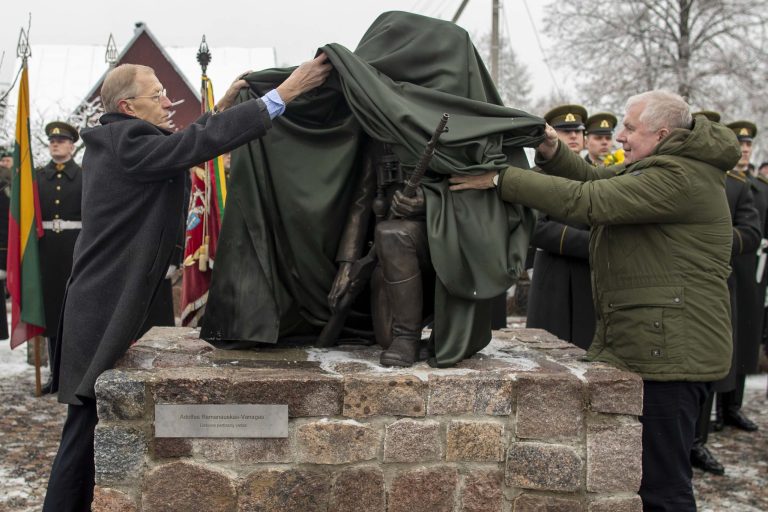  Merkinėje atidengta Lietuvos partizanų vado Adolfo Ramanausko-Vanago skulptūra