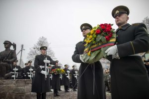  Merkinėje atidengta Lietuvos partizanų vado Adolfo Ramanausko-Vanago skulptūra