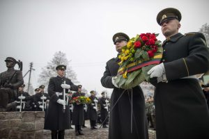  Merkinėje atidengta Lietuvos partizanų vado Adolfo Ramanausko-Vanago skulptūra