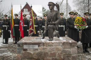  Merkinėje atidengta Lietuvos partizanų vado Adolfo Ramanausko-Vanago skulptūra