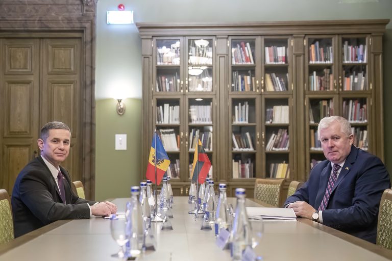Lietuva stiprina karinį bendradarbiavimą su Moldova: remsime šalies gynybos reformas