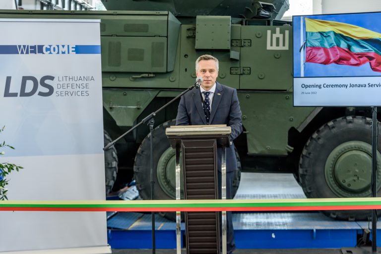 Pokyčiai Krašto apsaugos ministerijos vadovybėje: viceministro pareigas palieka V. Semeška