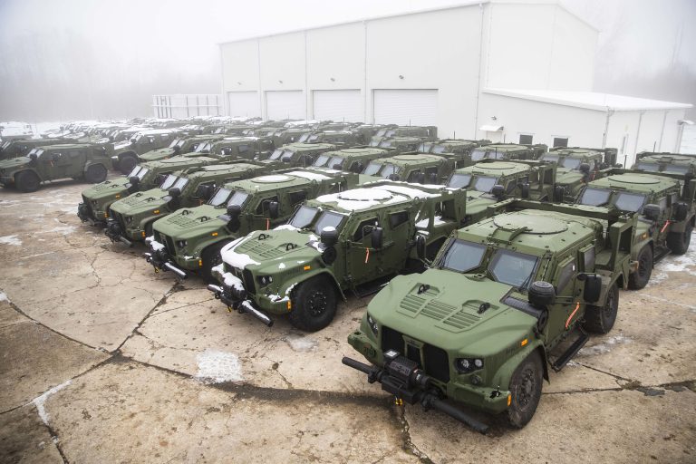 Lietuvą pasiekė antroji dalis JLTV šarvuotųjų visureigių