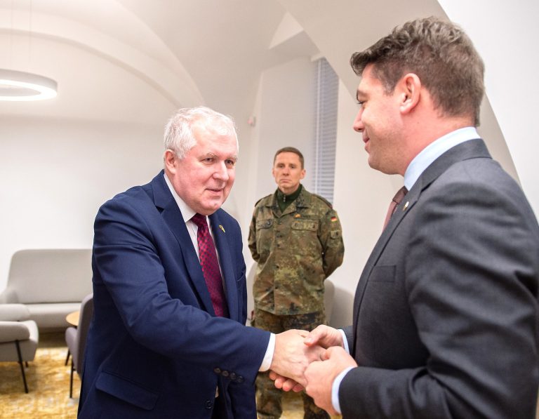 Ministras A. Anušauskas susitiko su Vokietijos gynybos ministerijos parlamentiniu valstybės sekretoriumi