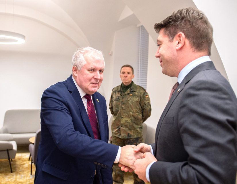 Ministras A. Anušauskas susitiko su Vokietijos gynybos ministerijos parlamentiniu valstybės sekretoriumi