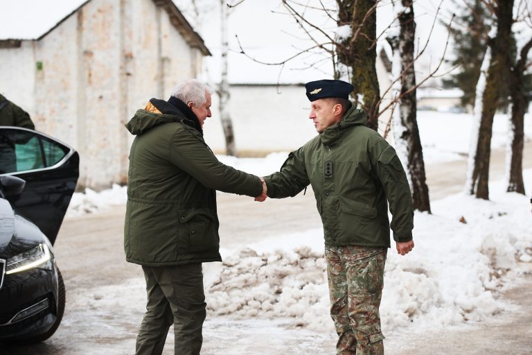 Ministras lankė kariuomenės dalinius šiaurės Lietuvoje ir domėjosi infrastruktūros projektų vystymu
