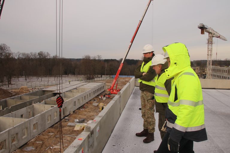 A. Anušauskas apžiūrėjo naujai kylančią infrastruktūrą: Pajūrio karinio miestelio statybos vyksta greičiau nei buvo planuota