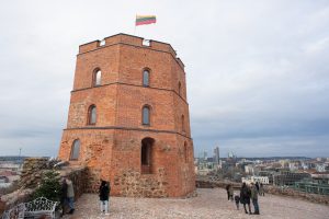  Gedimino pilies bokšte iškelta naujoji trispalvė