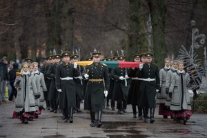  Gedimino pilies bokšte iškelta naujoji trispalvė
