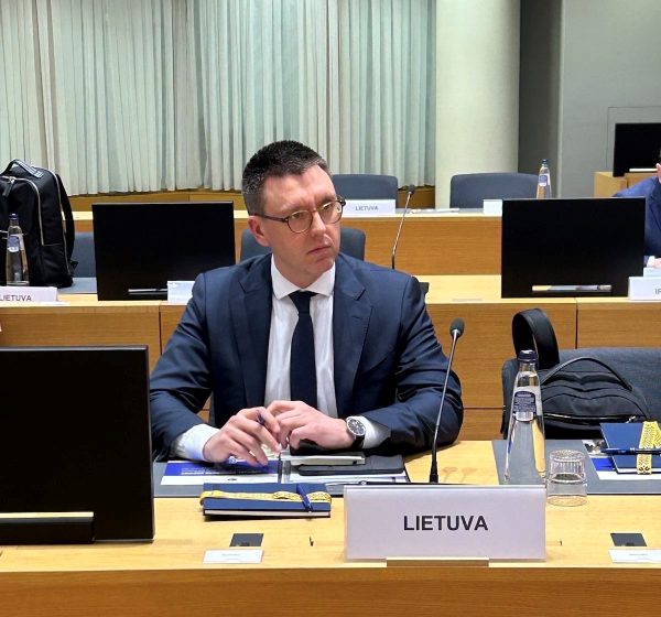  ES Užsienio reikalų taryboje sutarta skubiai perduoti Ukrainai 1 mln. artilerijos amunicijos vienetų