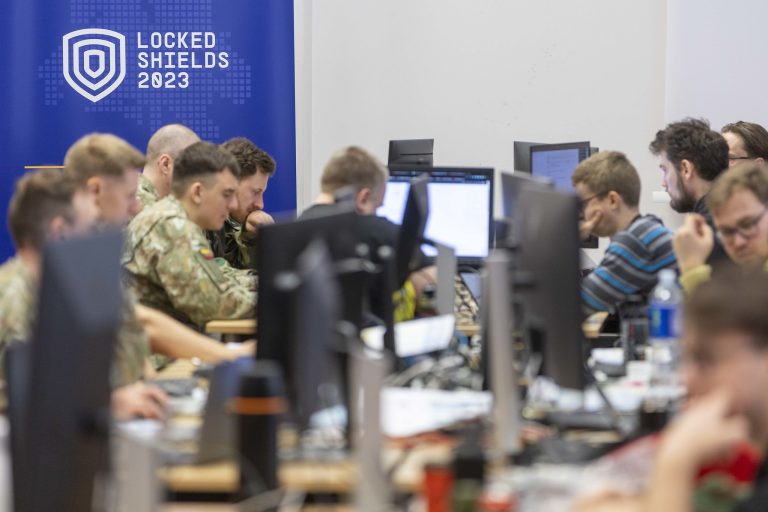 Lietuvos komanda dalyvauja didžiausiose tarptautinėse kibernetinės gynybos pratybose „Locked Shields“