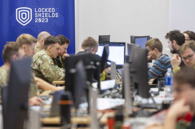 Lietuvos komanda dalyvauja didžiausiose tarptautinėse kibernetinės gynybos pratybose „Locked Shields“