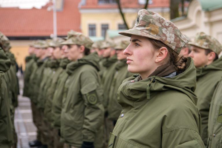 Jaunesniųjų karininkų vadų mokymų studentams –  galimybė gauti studijų kompensaciją ir užsitikrinti darbo vietą krašto apsaugos sistemoje