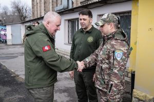  Ukrainoje besilankantis ministras A. Anušauskas perdavė dalį naujo Lietuvos karinės paramos paketo