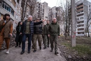  Ukrainoje besilankantis ministras A. Anušauskas perdavė dalį naujo Lietuvos karinės paramos paketo