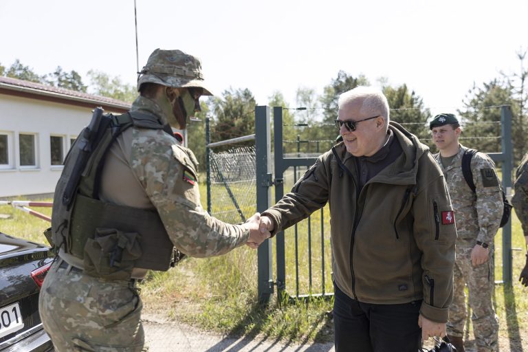 Krašto apsaugos ministras ir kariuomenės vadas Vokietijoje lanko Lietuvos instruktorius, ruošiančius Ukrainos karius