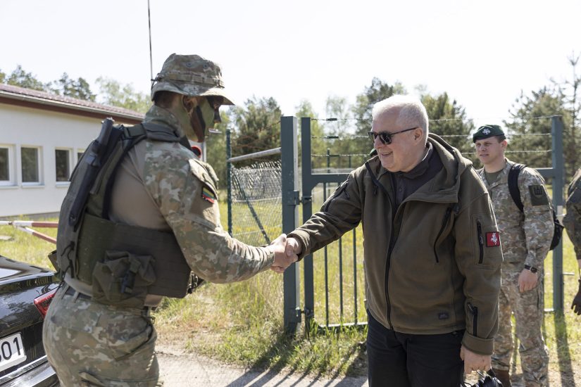 Minister of National Defence and Chief of Defence of Lithuania visit Lithuanian military instructors training Ukrainian troops in Germany 