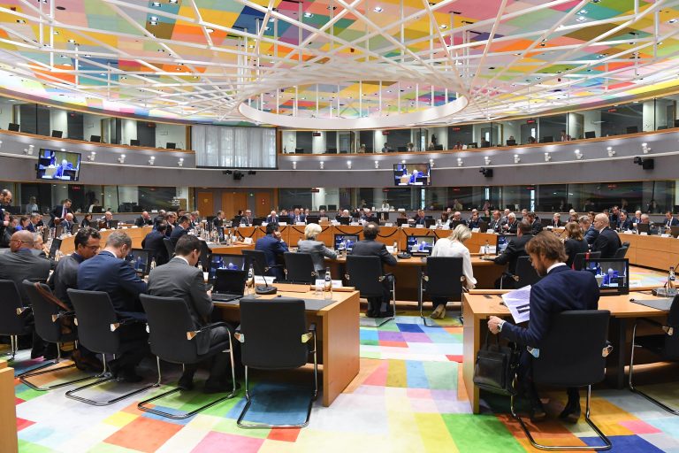 ES gynybos ministrai tarėsi, kaip paspartinti karinę paramą Ukrainai ir užtikrinti reikalingos amunicijos tiekimą