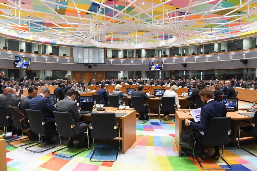 ES gynybos ministrai tarėsi, kaip paspartinti karinę paramą Ukrainai ir užtikrinti reikalingos amunicijos tiekimą