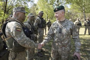  Krašto apsaugos ministras ir kariuomenės vadas Vokietijoje lanko Lietuvos instruktorius, ruošiančius Ukrainos karius
