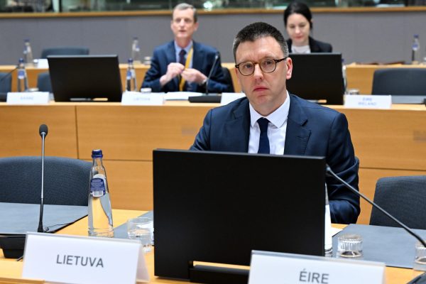  ES gynybos ministrai tarėsi, kaip paspartinti karinę paramą Ukrainai ir užtikrinti reikalingos amunicijos tiekimą