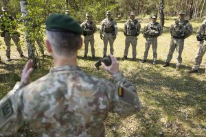 Krašto apsaugos ministras ir kariuomenės vadas Vokietijoje lanko Lietuvos instruktorius, ruošiančius Ukrainos karius