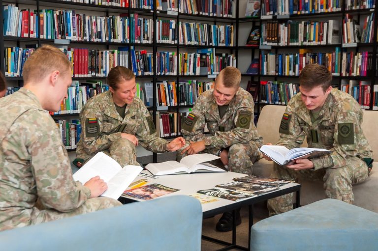 Motyvuoti ir nebijantys iššūkių jaunuoliai renkasi studijas Lietuvos karo akademijoje