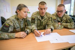  Motyvuoti ir nebijantys iššūkių jaunuoliai renkasi studijas Lietuvos karo akademijoje