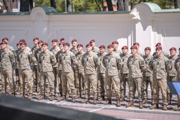  Apdovanoti iš misijos Malyje grįžę Lietuvos kariai savanoriai