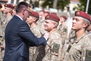  Apdovanoti iš misijos Malyje grįžę Lietuvos kariai savanoriai
