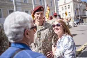  Apdovanoti iš misijos Malyje grįžę Lietuvos kariai savanoriai