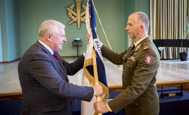 Ministras A. Anušauskas Estijoje pasveikino naująjį Baltijos gynybos koledžo komendantą brg. gen. A. Šiuparį