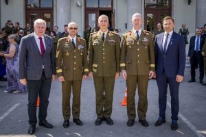  Ministras A. Anušauskas Estijoje pasveikino naująjį Baltijos gynybos koledžo komendantą brg. gen. A. Šiuparį