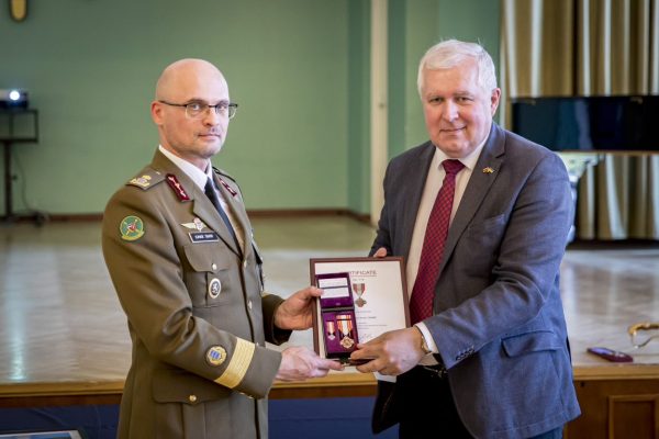  Ministras A. Anušauskas Estijoje pasveikino naująjį Baltijos gynybos koledžo komendantą brg. gen. A. Šiuparį