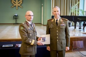  Ministras A. Anušauskas Estijoje pasveikino naująjį Baltijos gynybos koledžo komendantą brg. gen. A. Šiuparį