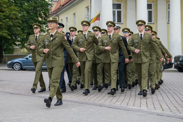  Lietuvos karo akademijos kariūnams bus suteiktas pirmasis karininko laipsnis