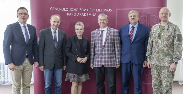 Nuo rugsėjo trijų Vilniaus gimnazijų moksleiviai pradės mokytis pagal Jaunojo kariūno-lyderio programą