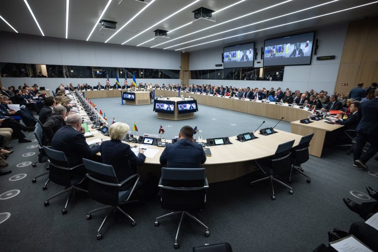 Lietuva rengia vidutinio laikotarpio paramos Ukrainai planą: apims ne tik karo poreikius
