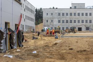  Ministras A. Anušauskas apžiūrėjo Rokantiškėse vykdomus karinio miestelio statybos darbus