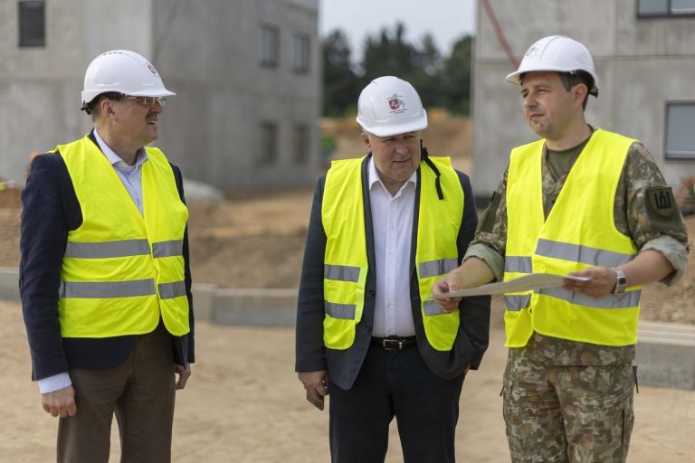 Ministras A. Anušauskas apžiūrėjo Rokantiškėse vykdomus karinio miestelio statybos darbus
